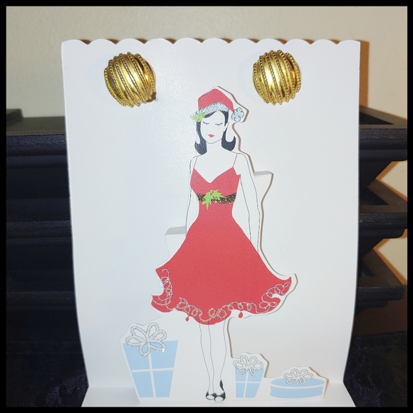 Jewelry - Vintage Gold Tone Clip on Earrings